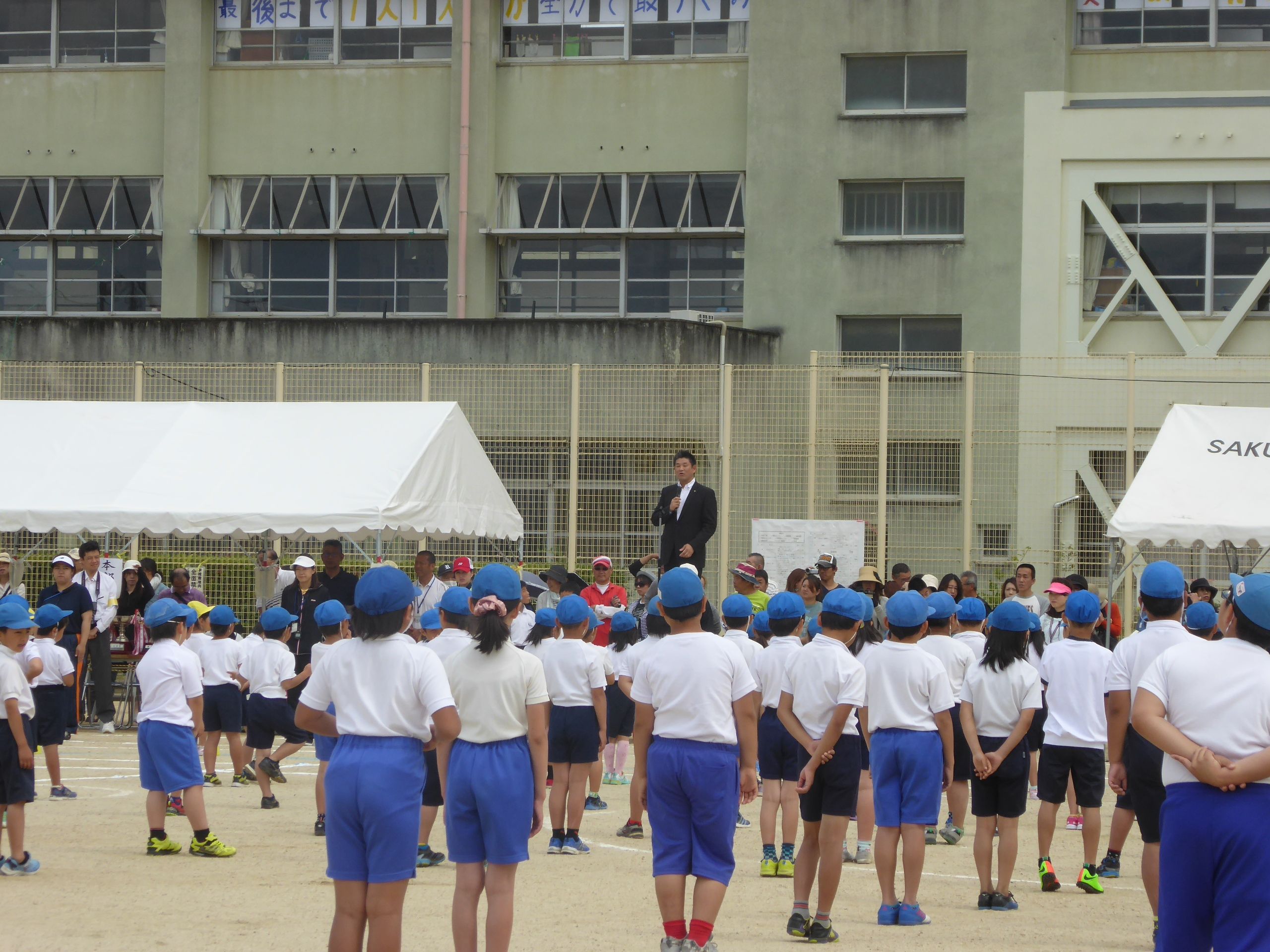 運動会の見学：東市小学校の画像