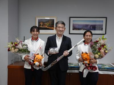 島田選手(左)市長(中央)鳥山選手(右)