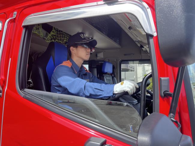サングラス着用消防車