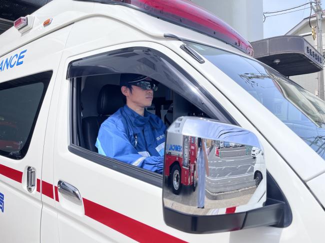 サングラス着用救急車