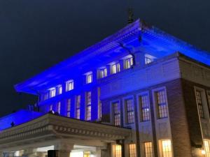ブルーにライトアップされているＪＲ奈良駅旧駅舎